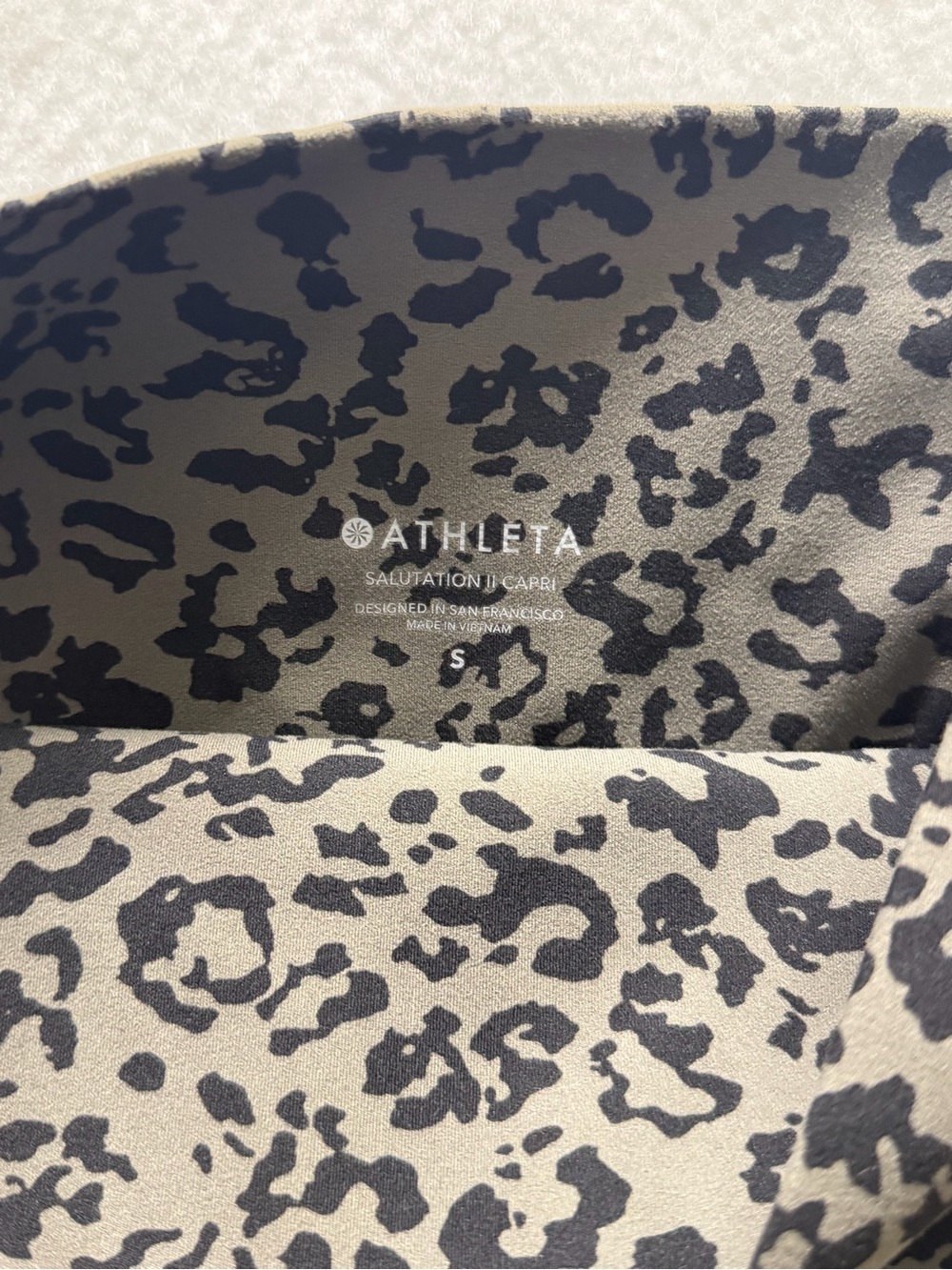 Athleta Salutation ll Capri Leopard Print Leggings - Black/Gray Size-Small - Picture 7 of 7
